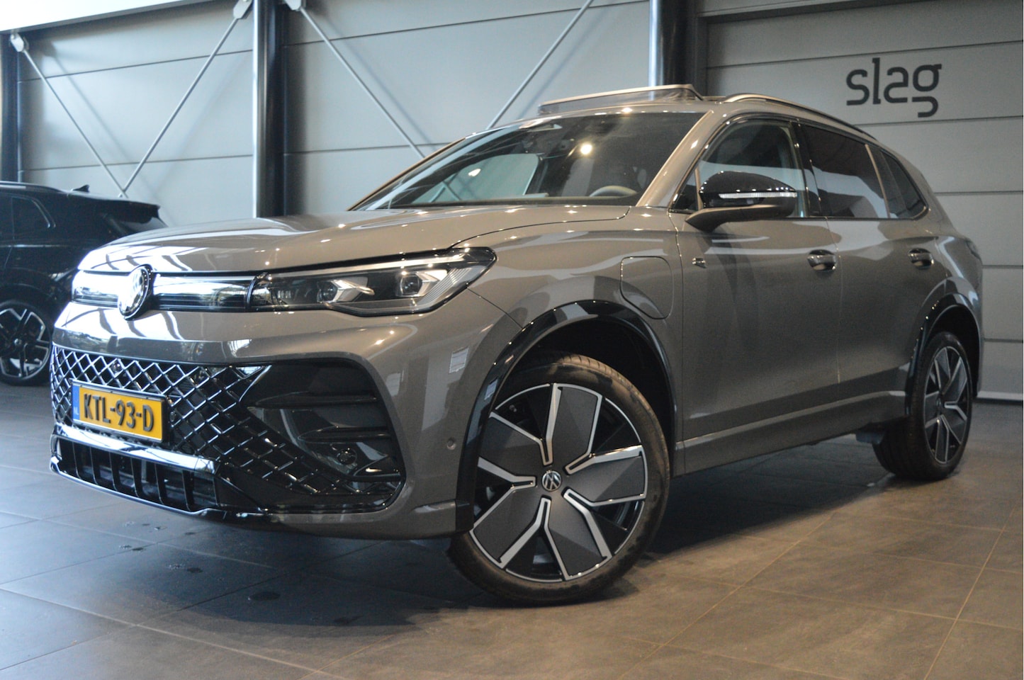 Volkswagen Tiguan - 1.5 eHybrid 3X R-LINE Black Style head up pano 20 inch 272 pk !! - AutoWereld.nl