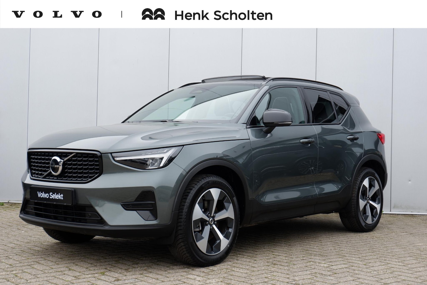 Volvo XC40 - 2.0 B4 Plus Dark | Trekhaak | Panoramadak | Verwarmbare voorstoelen, voorruit en stuurwie - AutoWereld.nl