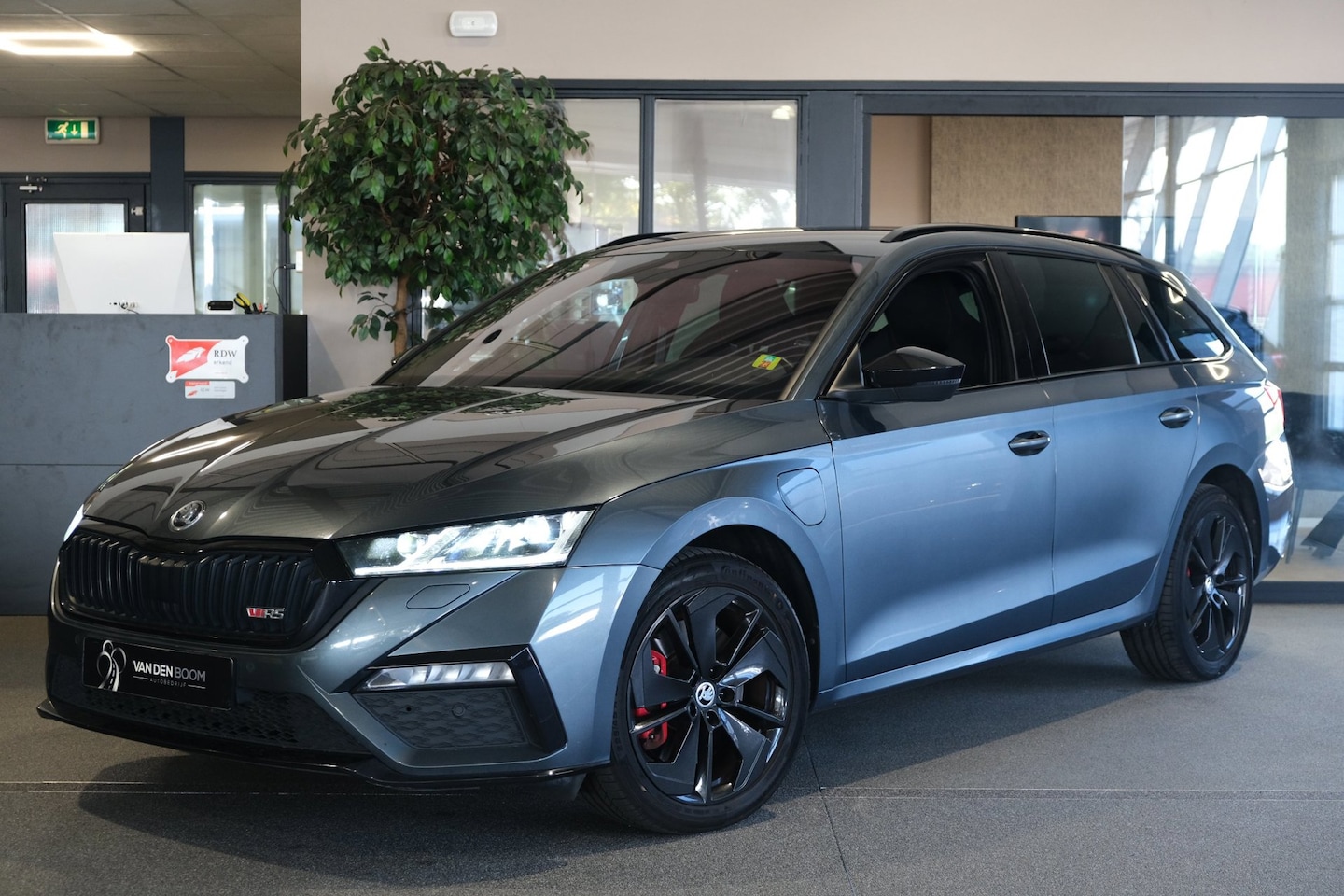 Skoda Octavia Combi - 1.4 TSI RS iV PHEV 245PK Led Navi Virtual Keyless ACC Elek Achterklep - AutoWereld.nl