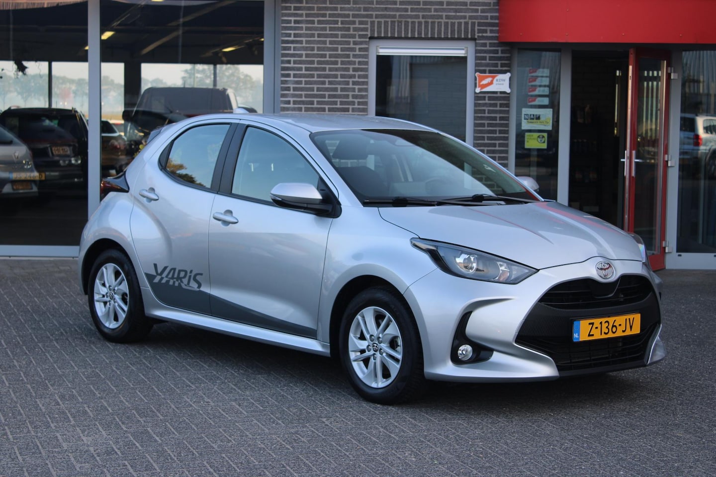 Toyota Yaris - 1.5 Hybrid 115 Active Camera/AppleAndroid ALL In prijs!! - AutoWereld.nl