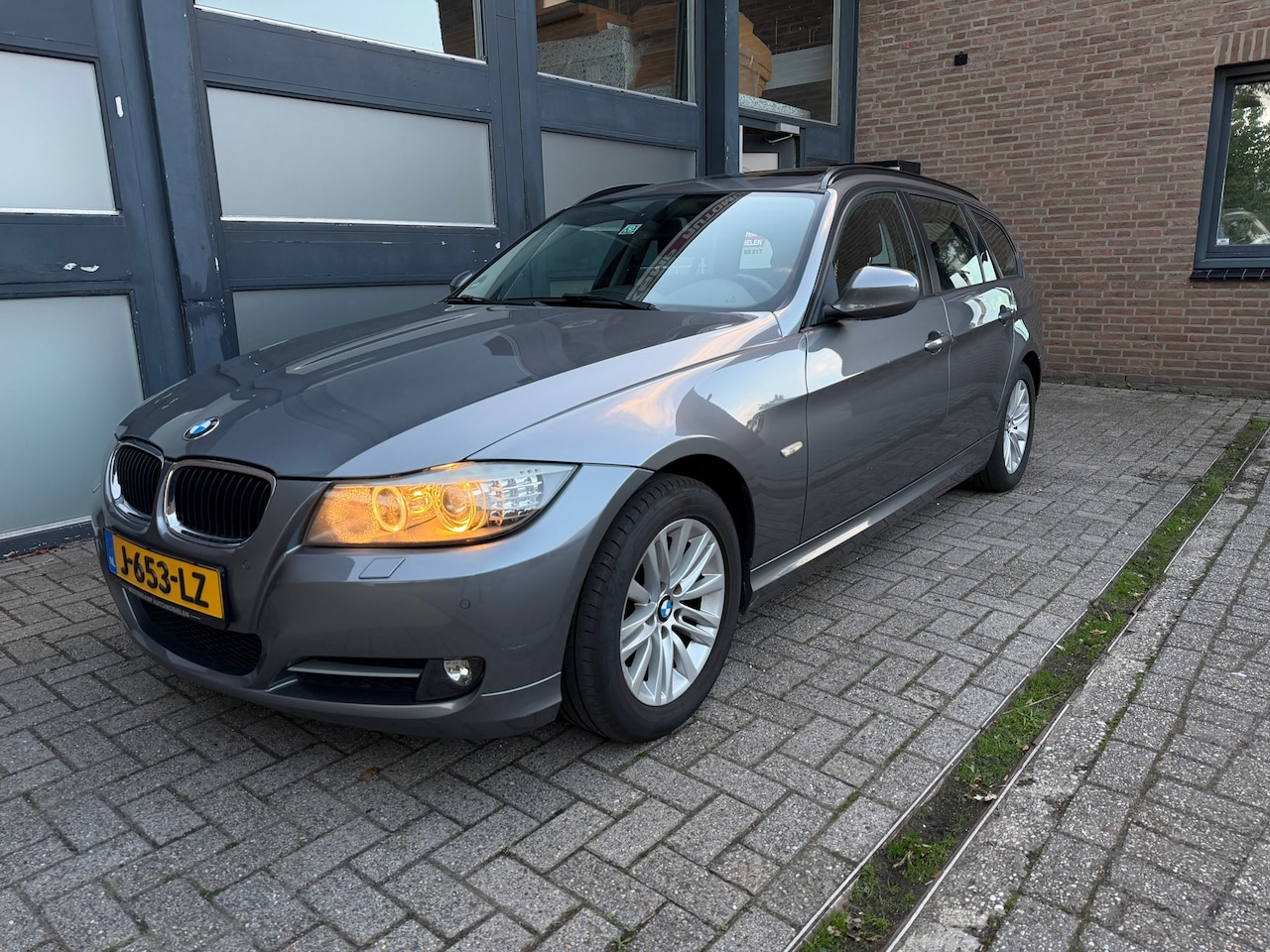 BMW 3-serie Touring - 318i High Executive 318i High Executive, Pano, Cruise, Navi - AutoWereld.nl