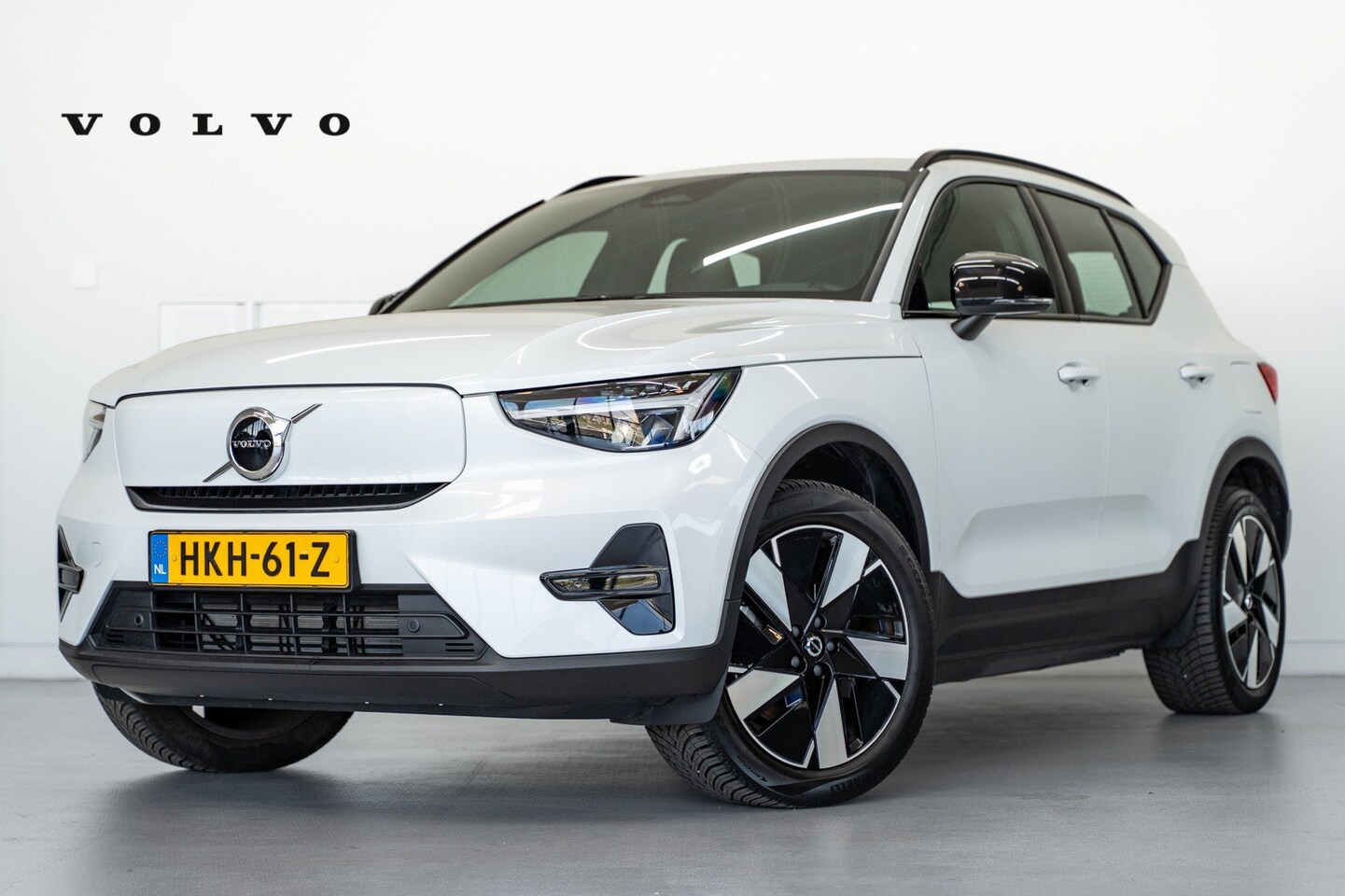 Volvo EX40 - 252PK Extended Range 82 kWh Plus | Trekhaak | Climate Pack | 19" all season | BLIS - AutoWereld.nl