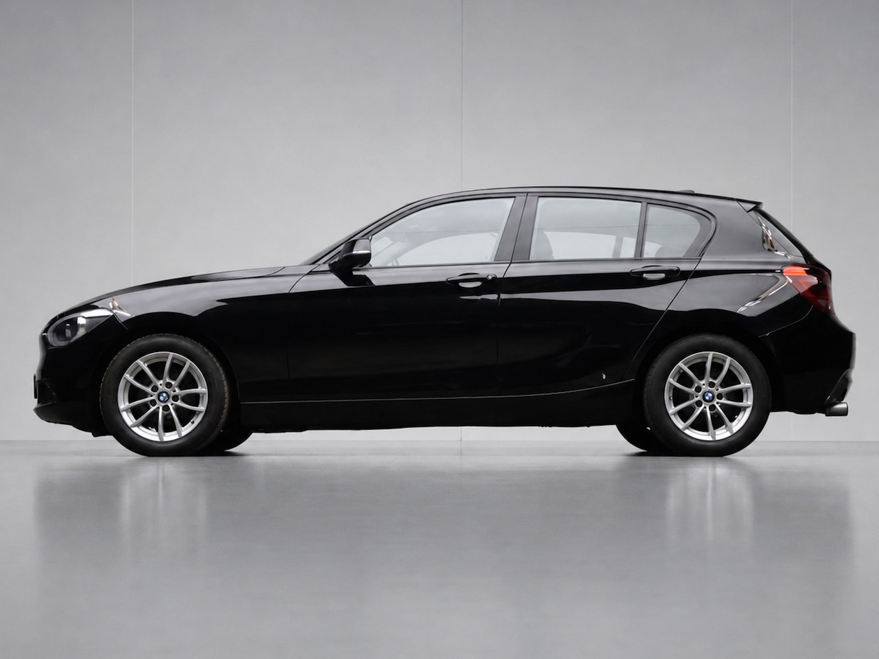 BMW 1-serie - 116i Business+ Sport (NAVI,STOELVERWARMING,XENON,CRUISE,PDC,BLUETOOTH,LEDER,SPORTSTOELEN,L - AutoWereld.nl