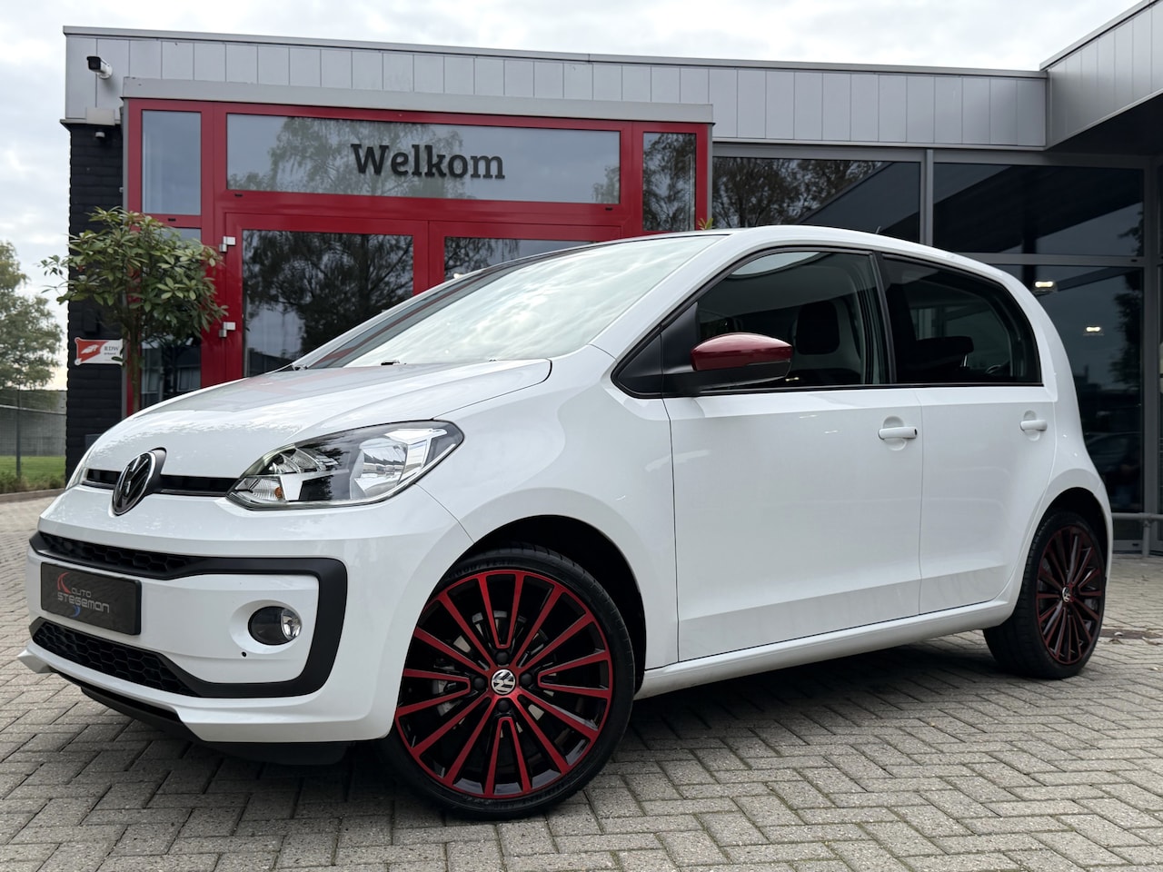 Volkswagen Up! - 1.0 5 DRS *!* HIGH UP *!* ECC/ CRUISE/ 17INCH/ PDC/ STOELVERWARMING *!* - AutoWereld.nl