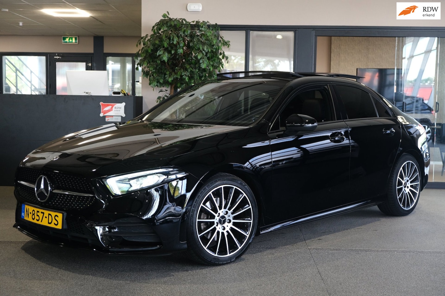 Mercedes-Benz A-klasse - 200 Business Solution AMG Pano Cam PDC Navi Airco - AutoWereld.nl