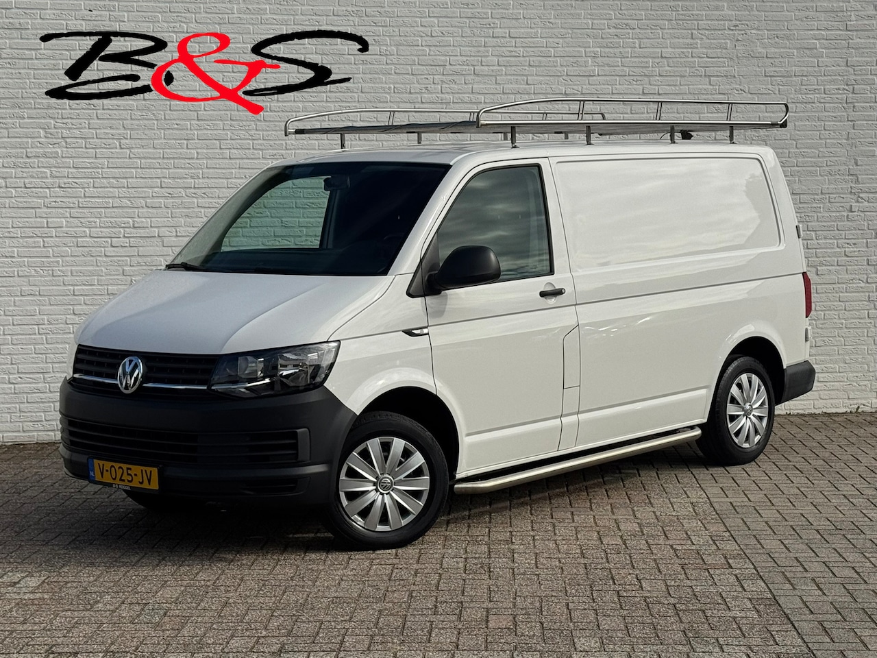 Volkswagen Transporter - 2.0 TDI L1H1 Airco Camera Trekhaak Imperiaal Laadruimte betimmering - AutoWereld.nl