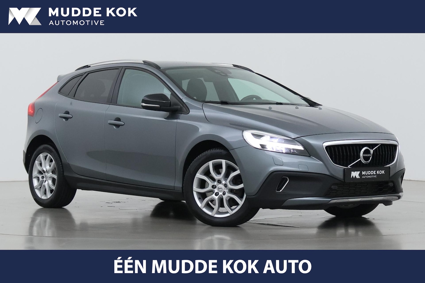 Volvo V40 - 2.0 T4 AWD Momentum | Trekhaak | Navigatie | Stoelverwarming | Camera - AutoWereld.nl