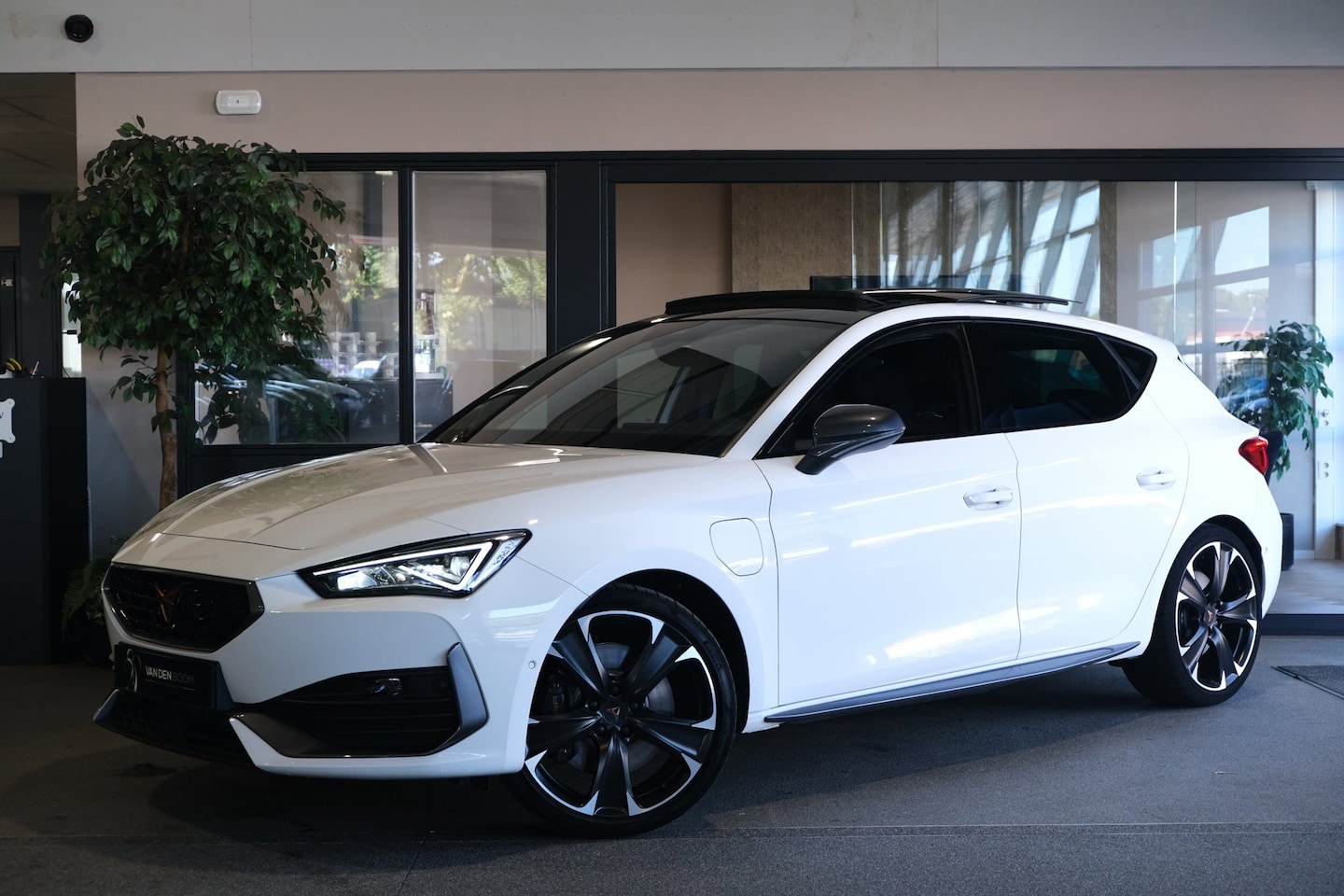 CUPRA Leon - 1.4 e-Hybrid VZ 245PK Pano Led Cam Navi Virtual ACC Sfeerverlichting - AutoWereld.nl