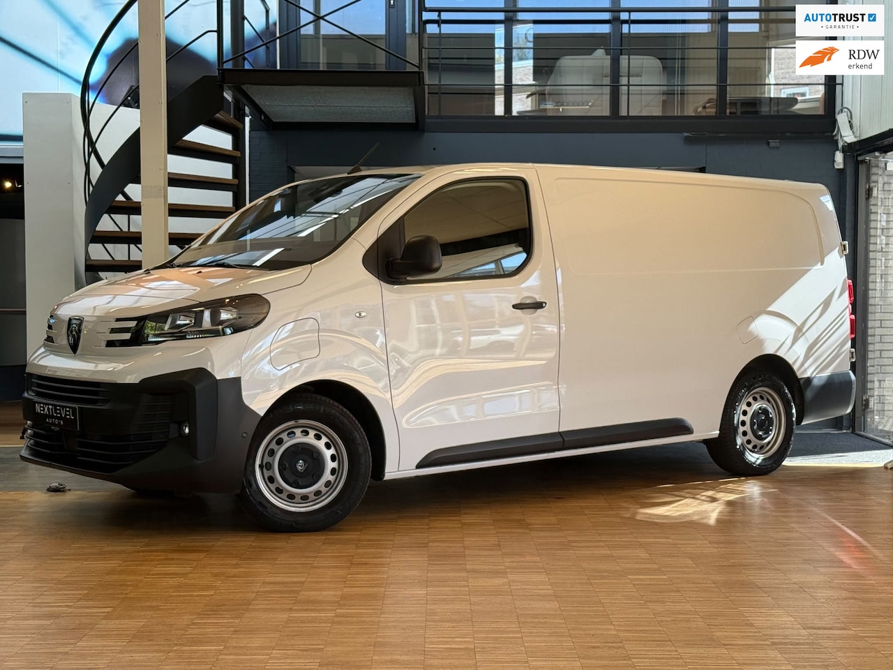 Peugeot e-Expert - EV L2 75 kWh APPLE CAR PLAY NAVI - AutoWereld.nl