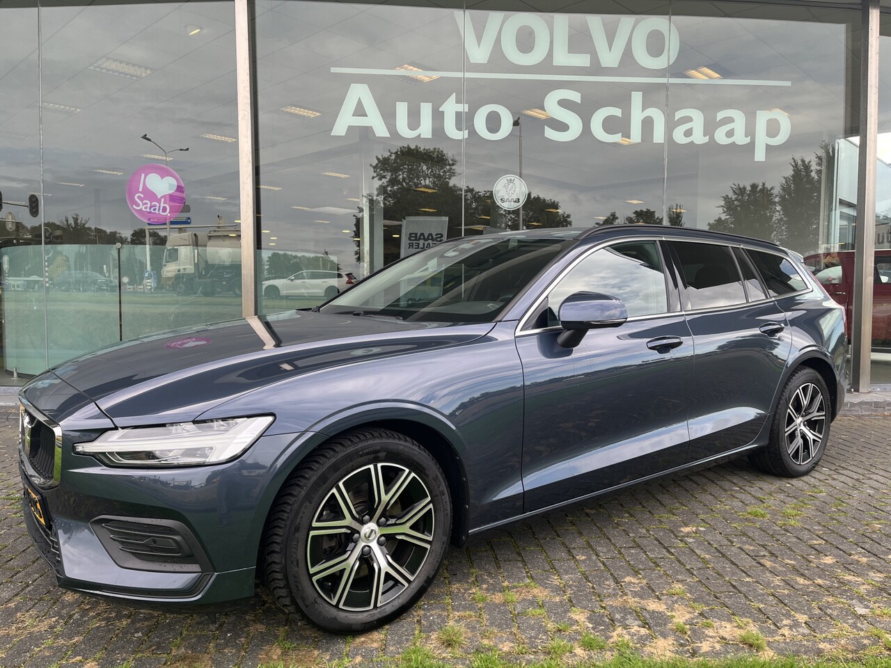 Volvo V60 - 2.0 B3 Core Automaat | Rijklaar incl 12 mnd Bovag | Donker glas Keyless Parkeersensoren vo - AutoWereld.nl