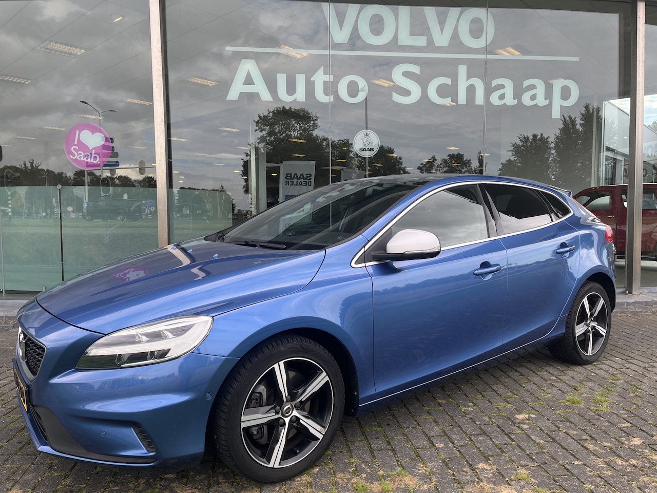 Volvo V40 - 2.0 T4 Business Sport Automaat | Rijklaar incl 12 mnd Bovag | Panoramadak Standkachel Came - AutoWereld.nl