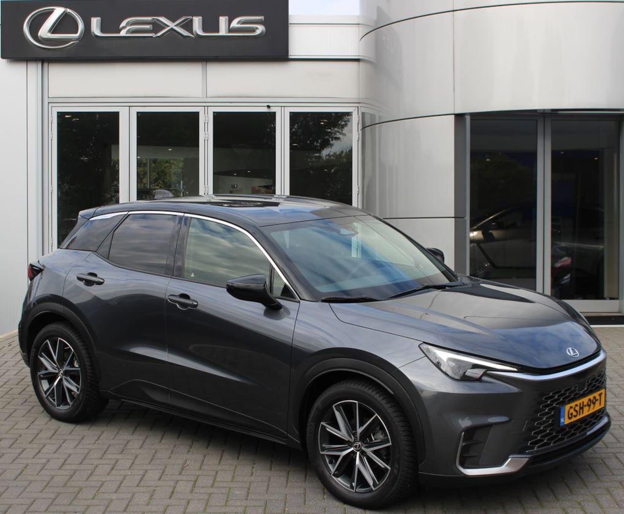 Lexus LBX - 1.5 Emotion 2WD NL-AUTO STOELVERW STUURVERW PARK-SENSOR - AutoWereld.nl