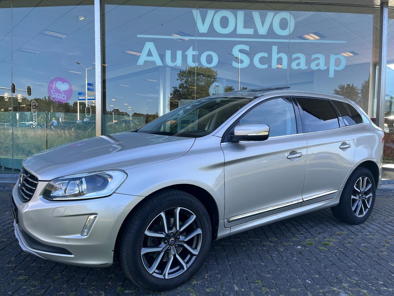 Volvo XC60 - 2.0 T5 FWD Polar+ Automaat | Rijklaar incl garantie | Panoramadak Camera Standkachel DAB - AutoWereld.nl