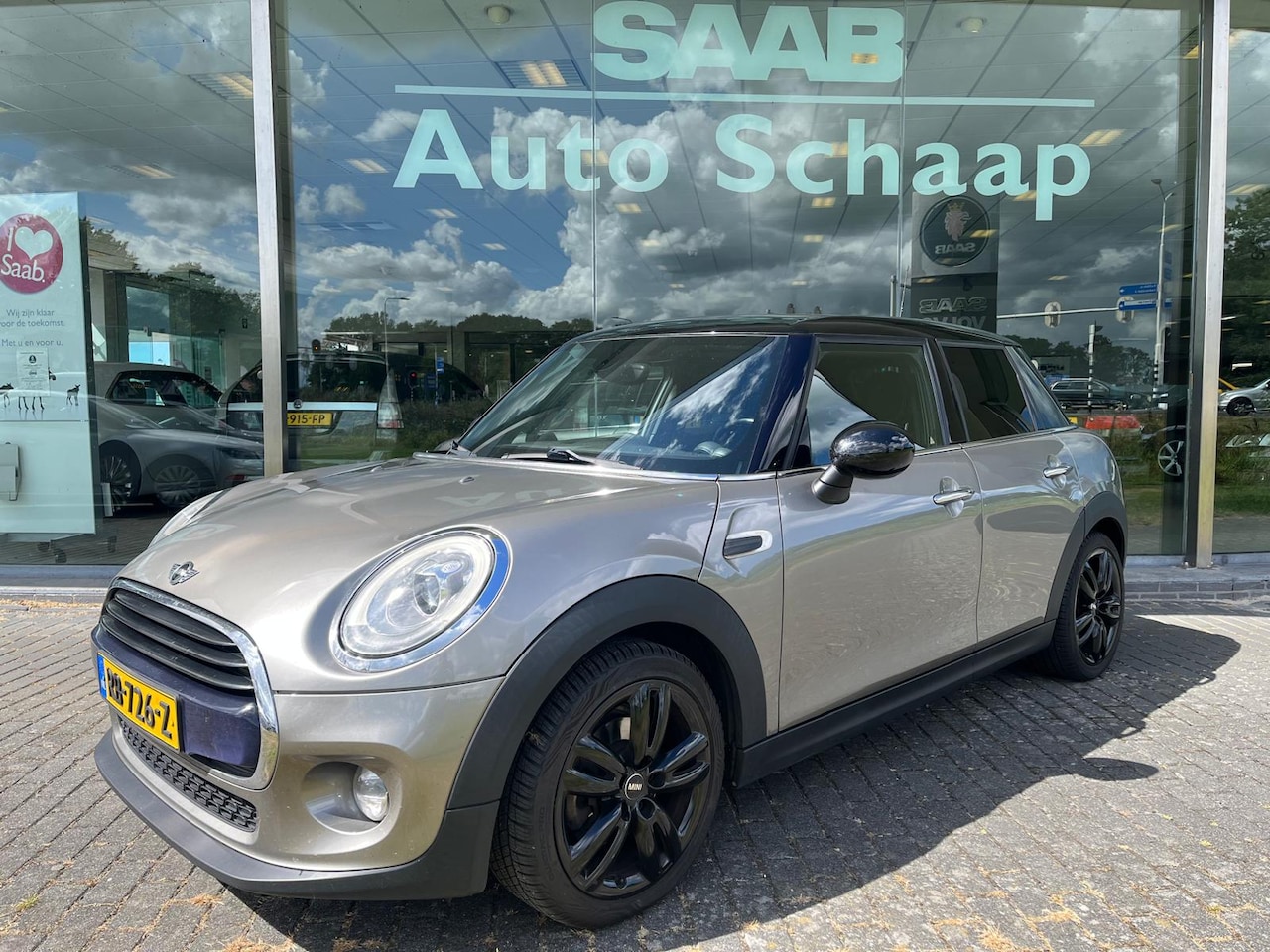MINI 5-Deurs - 1.5 Cooper Serious Business | Rijklaar incl garantie | Keyless entry Parkeersensoren Sport - AutoWereld.nl