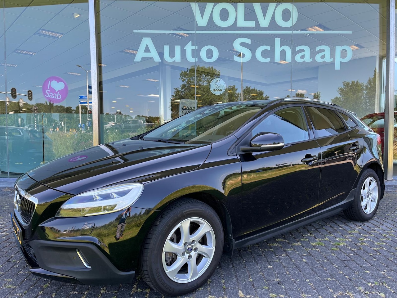 Volvo V40 Cross Country - 2.0 T3 Momentum | Rijklaar incl 12 mnd Bovag | Darktint Parkeersensoren voor + achter Trek - AutoWereld.nl