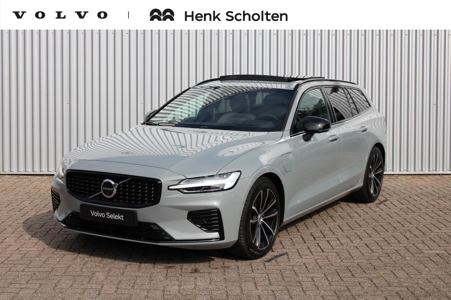 Volvo V60 - 2.0 T8 Plug-in hybrid AWD Plus Dark | Panoramadak | Trekhaak | Verwarmbare voorstoelen en - AutoWereld.nl