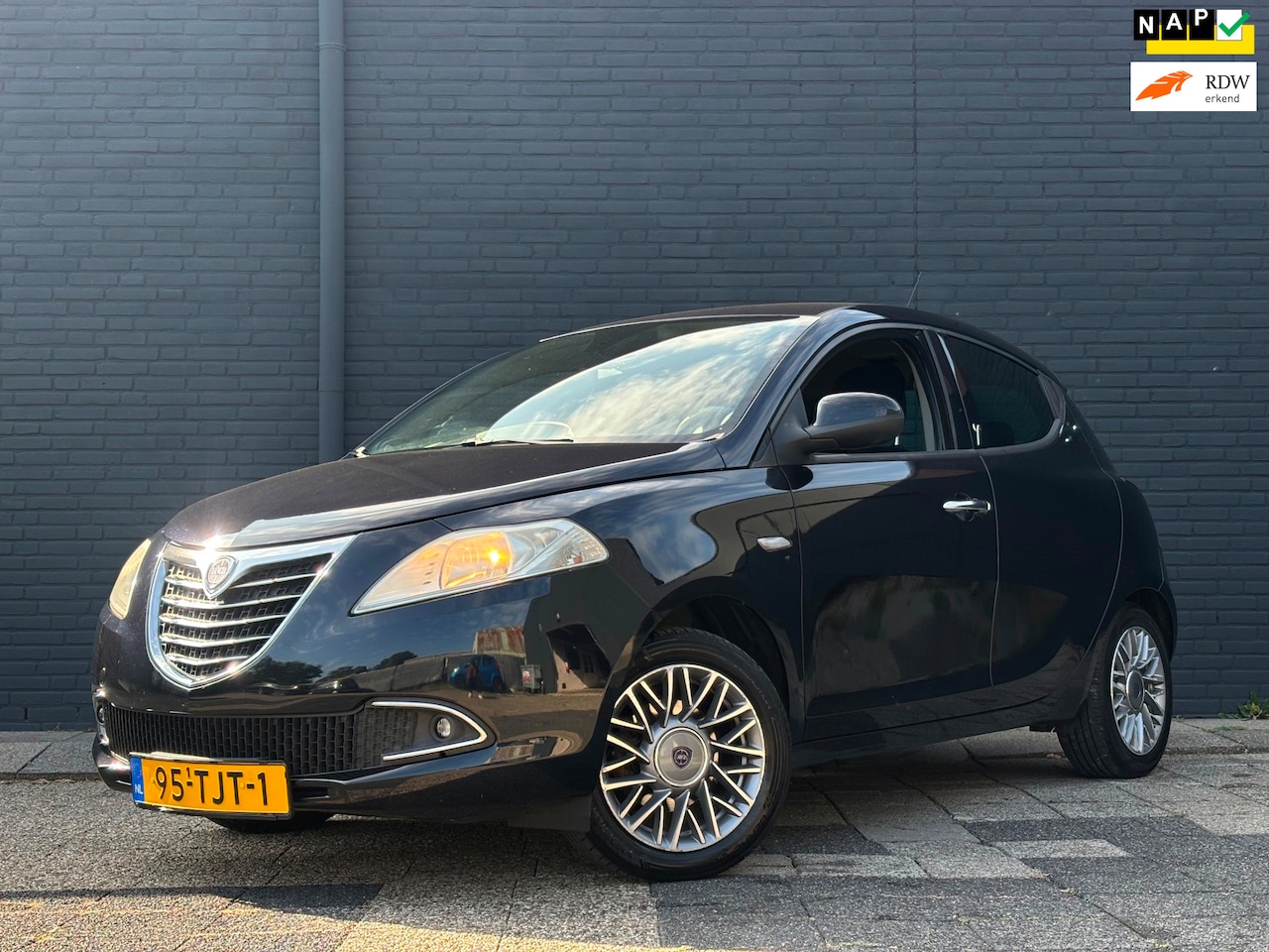 Lancia Y(psilon) - Ypsilon 0.9 TwinAir Platinum | Airco | Cruise Control | PDC - AutoWereld.nl