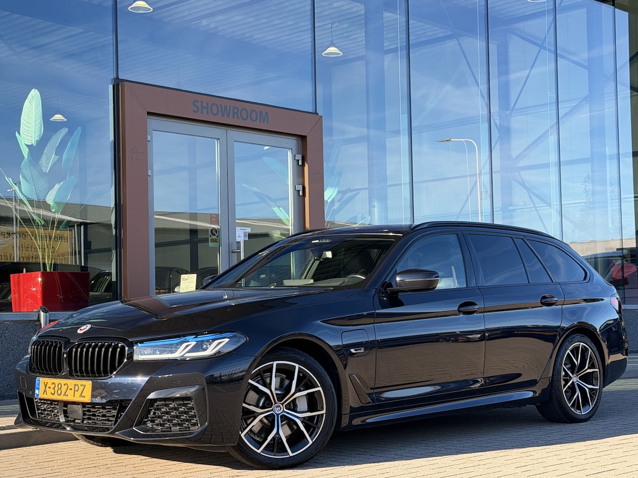 BMW 5-serie Touring - 530e xDrive M-Sport | SOH 95% | ACC | Elek. Trekhaak | Sfeerverlichting | Harman Kardon | - AutoWereld.nl