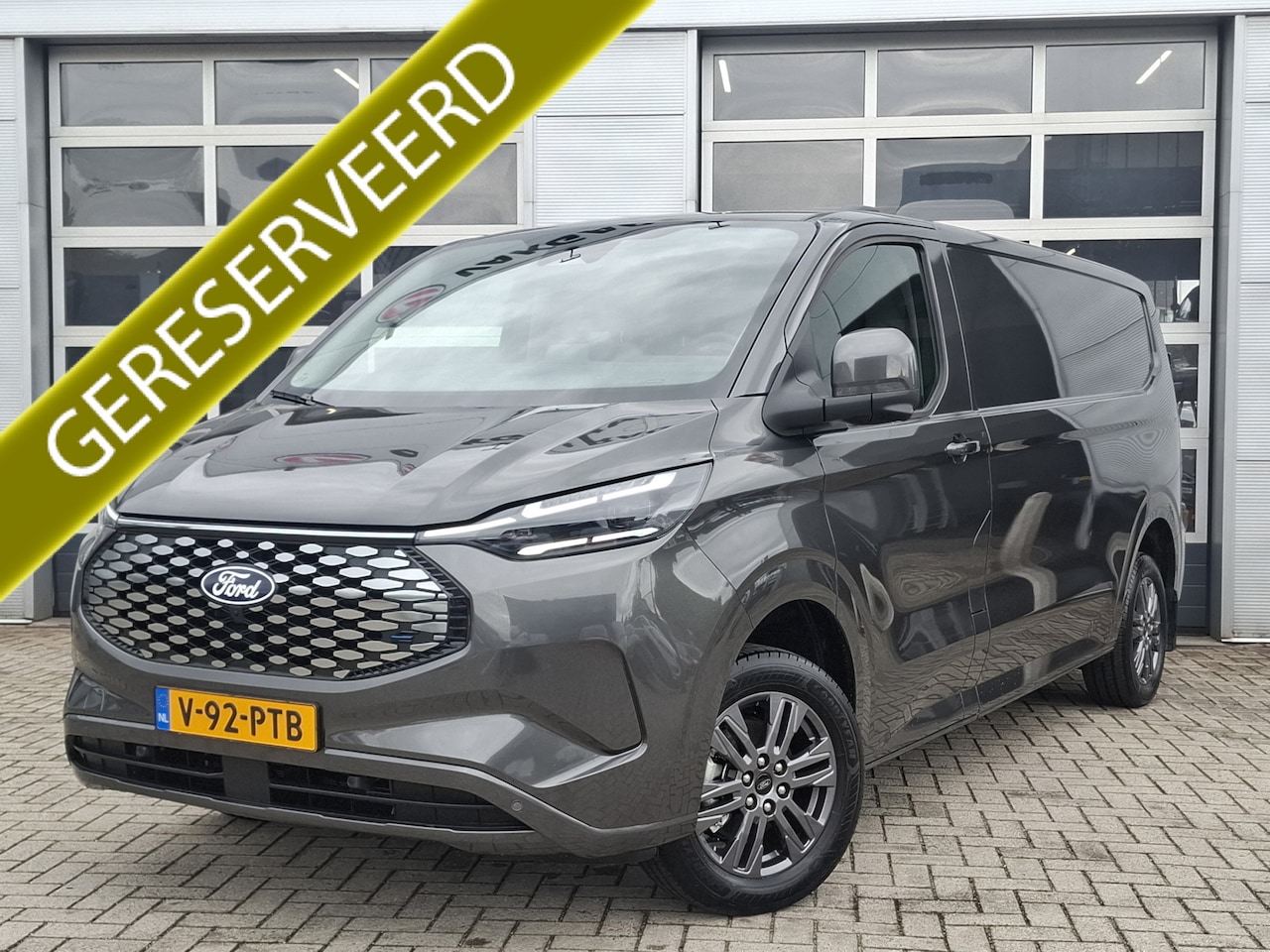 Ford E-Transit Cust. - 340 L2H1 Limited 71 kWh | Android/Apple Carplay | LMV 17" | Voorstoelen/Voorruit Verwarmd - AutoWereld.nl