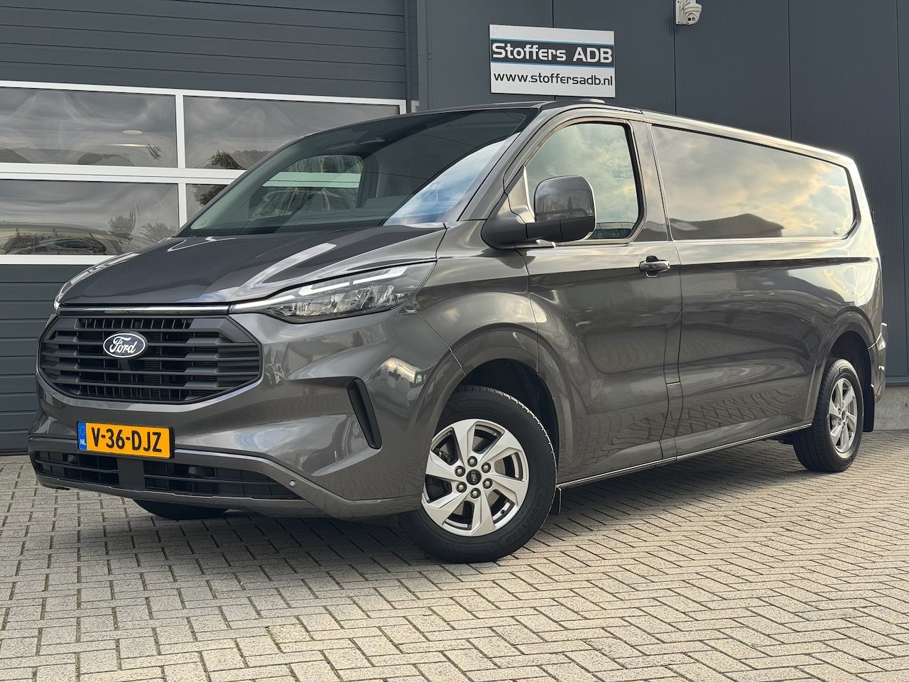 Ford Transit Custom - 320 2.0 TDCI 136pk L2H1 Limited | Trekhaak | Navi | LED | Keyfree | Stoelverw. | CarPlay | - AutoWereld.nl