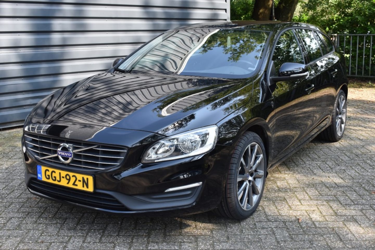 Volvo V60 - 2.4 D5  5 CILINDER!! MOMENTUM!!!AUTOMAAT!!BJ 2015!!215PK!!18INCH!!6894 EURO!!! - AutoWereld.nl