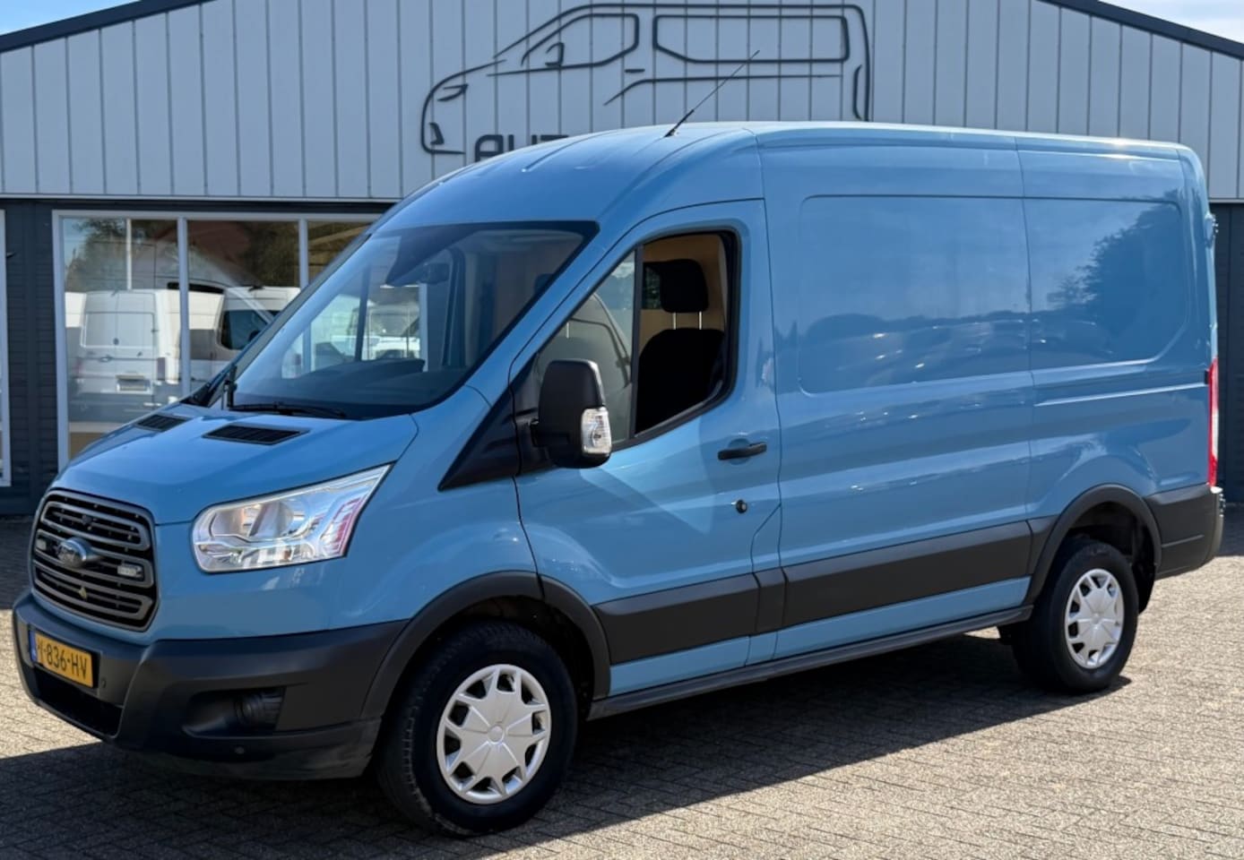 Ford Transit - 2.0 TDCI 96KW 131PK L2H2 AIRCO/ CRUISE CONTROL/ NAVIGATIE/ TREKHAAK/ 100% DEALERONDERHOUDE - AutoWereld.nl