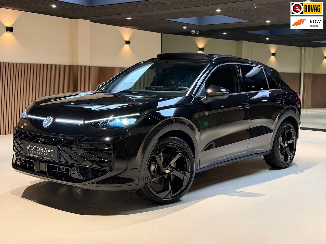Volkswagen T-Roc - 1.5 eTsi R-Line First Edition|Pano|Matrix|Keyless|H&K|HUD|360|Trekhaak| - AutoWereld.nl