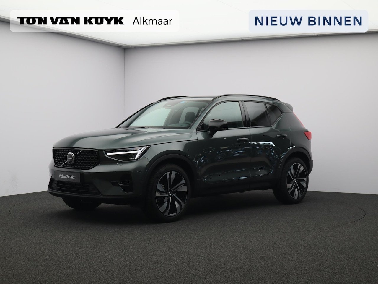 Volvo XC40 - 2.0 B4 Plus Dark / Pan. dak / Trekhaak / Privacy glass / Nubuck / 360 camera - AutoWereld.nl