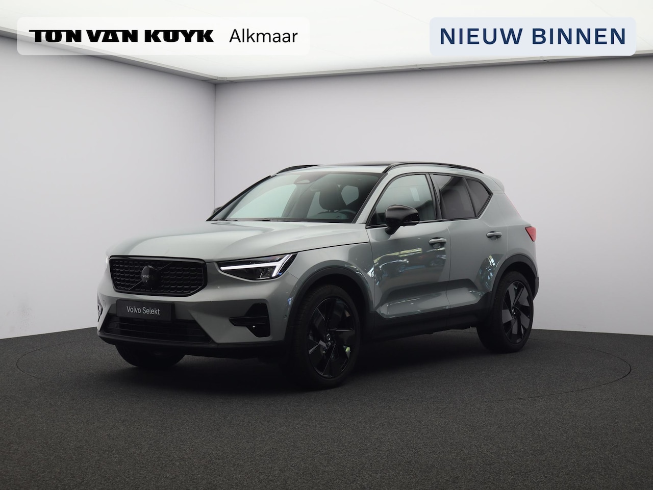 Volvo XC40 - 2.0 B4 Plus Black Edition / Trekhaak / Panoramadak / 360 Camera / Nubuck / Harman Kardon / - AutoWereld.nl