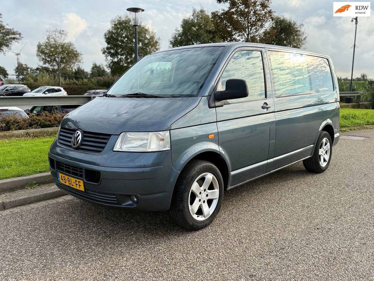 Volkswagen Transporter - 2.5 TDI 300 NETTE BUS DC * APK * NAP * AIRCO * - AutoWereld.nl