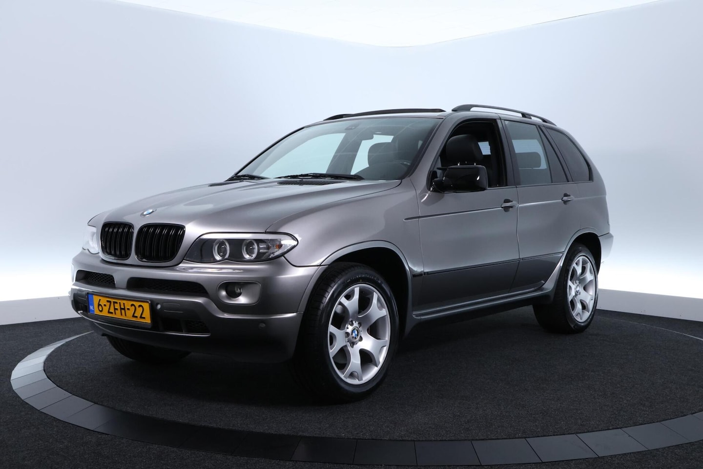 BMW X5 - 4.4i High Executive |PANO|LEDER|TREKHAAK|LM VELGEN 19''|CARPLAY|LED|CLIMA - AutoWereld.nl