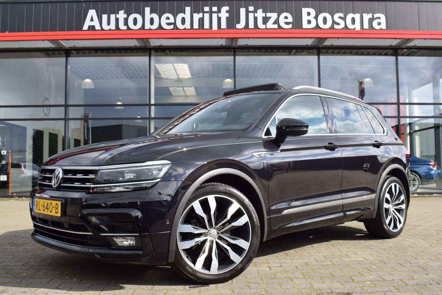 Volkswagen Tiguan - 1.4 TSI Automaat Highline R-Line Virtual | Carplay | Panoramadak | Zwart Leder | LED | 360 - AutoWereld.nl