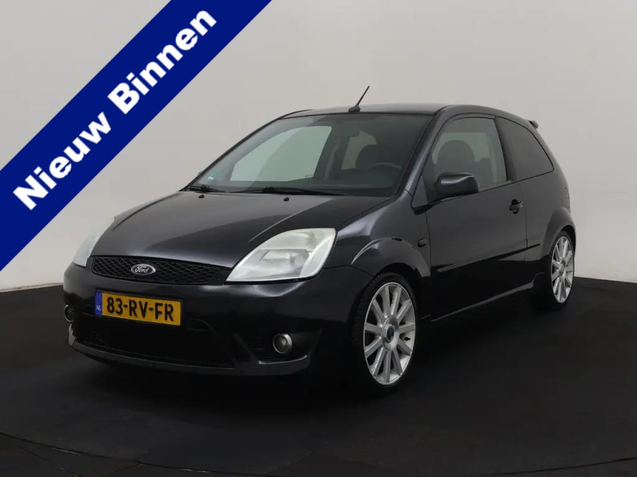 Ford Fiesta - 2.0-16V ST 2.0-16V ST, zwart, 3 deurs, volledig leder, carplay, airco, 17"! Zeer nette en goed onderh - AutoWereld.nl