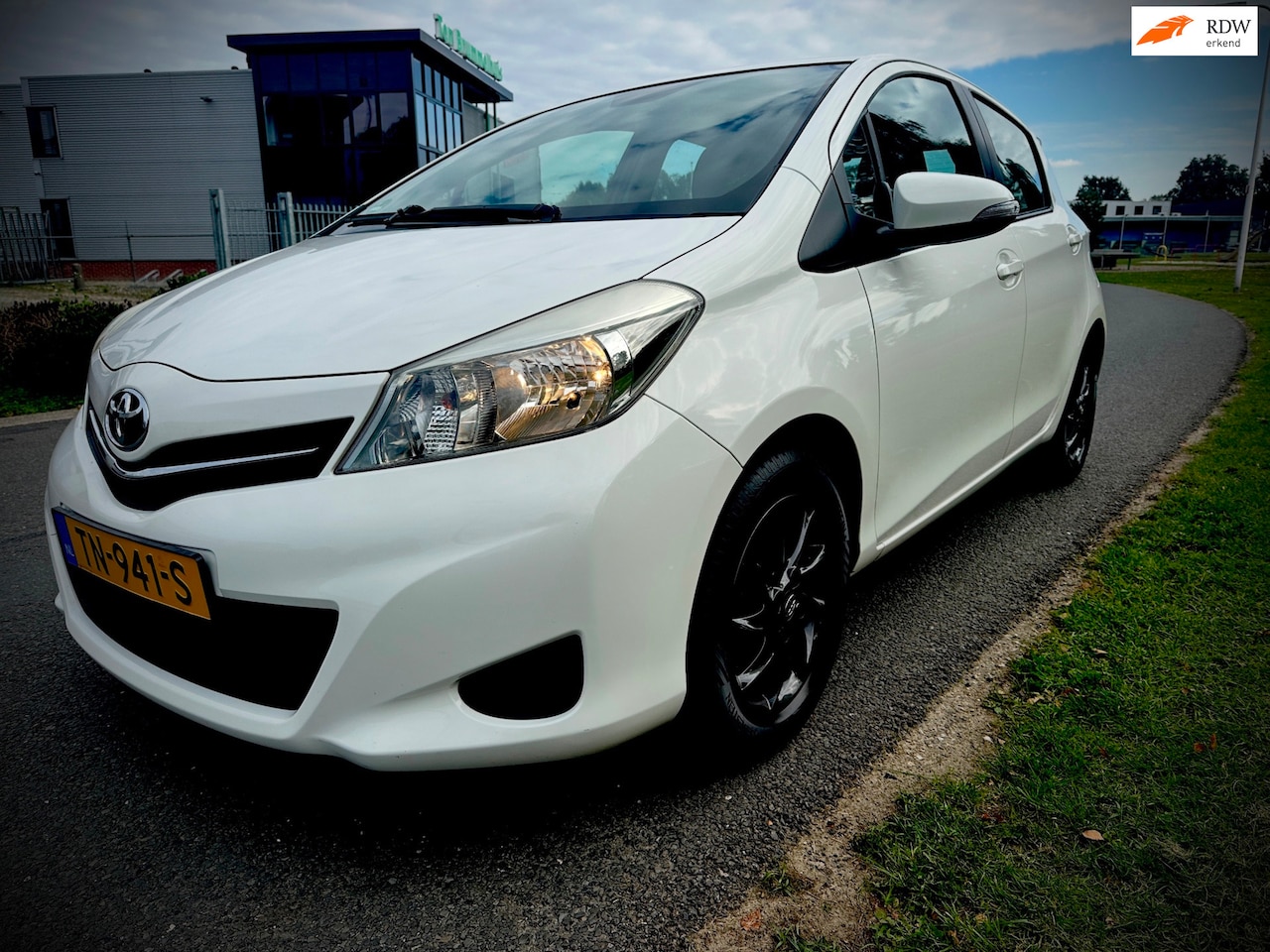 Toyota Yaris - 1.0 VVT-i Aspiration 1.0 VVT-i Aspiration, navigatie, multimedia, apk, airco, 5drs - AutoWereld.nl