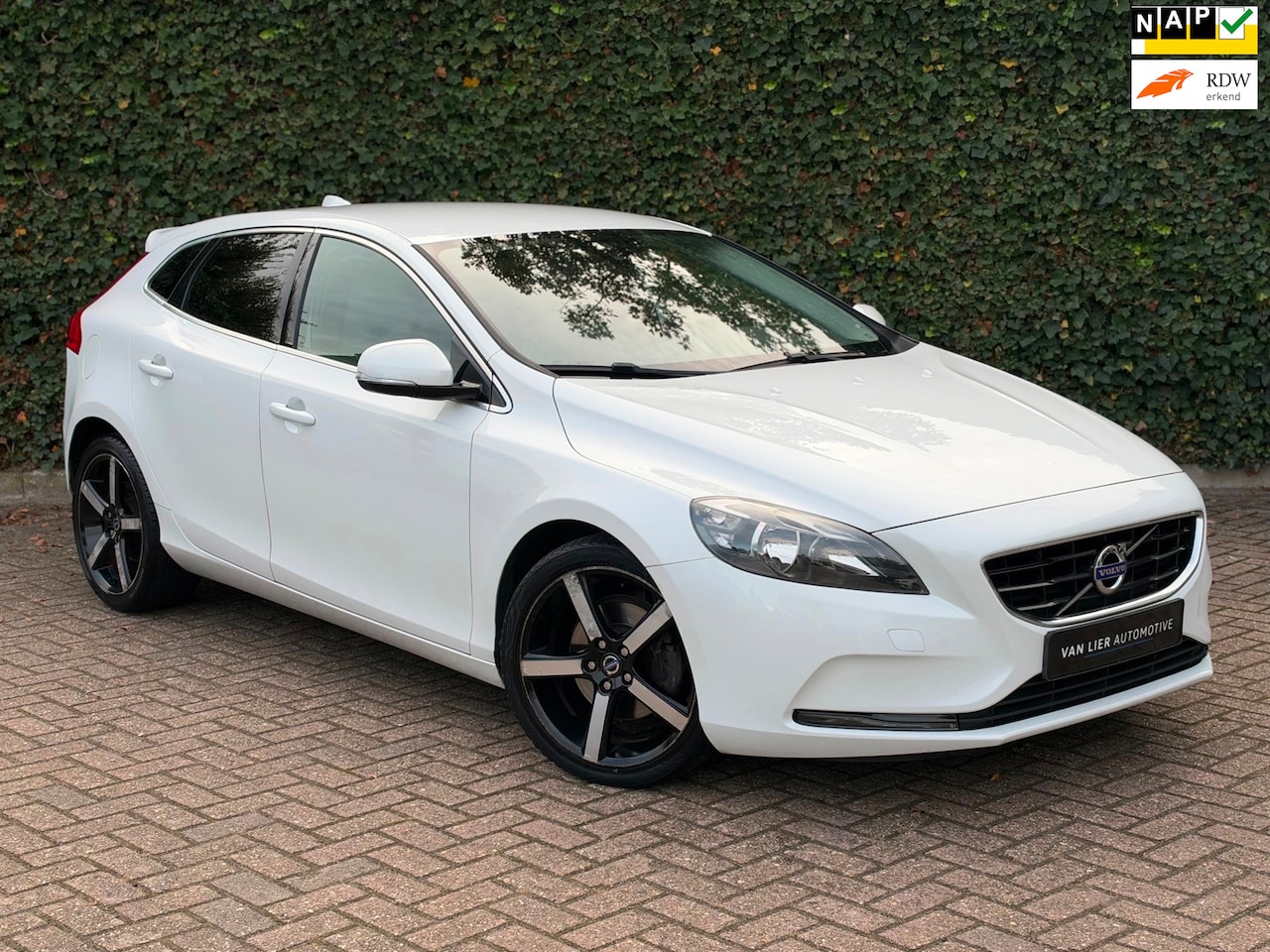 Volvo V40 - 1.6 T3 Summum | Leder | Cruise | Navi | Pdc - AutoWereld.nl