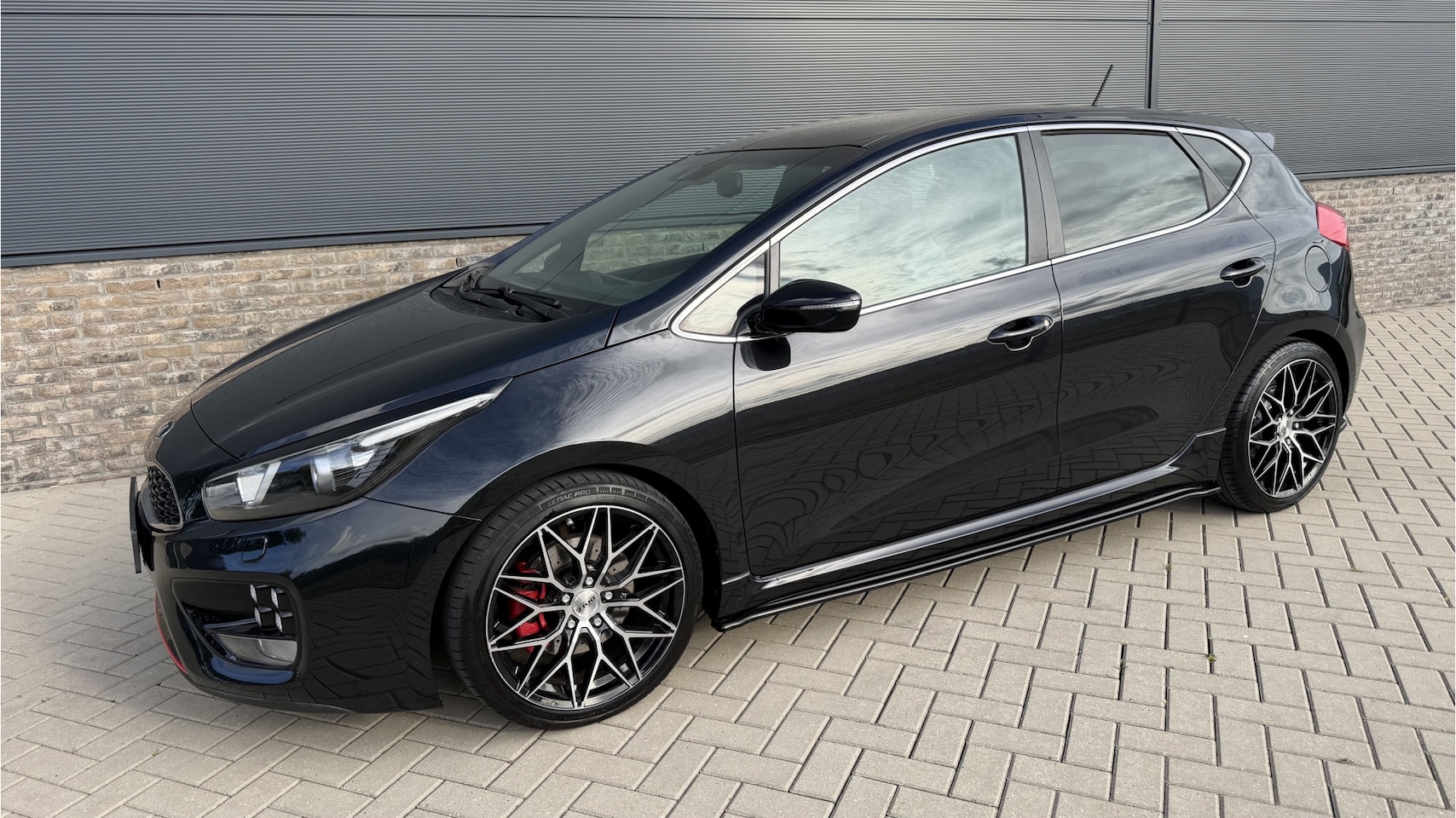 Kia Cee'd - 1.6 GT Camera / 204 PK / Stoel+Stuur-verwarming - AutoWereld.nl