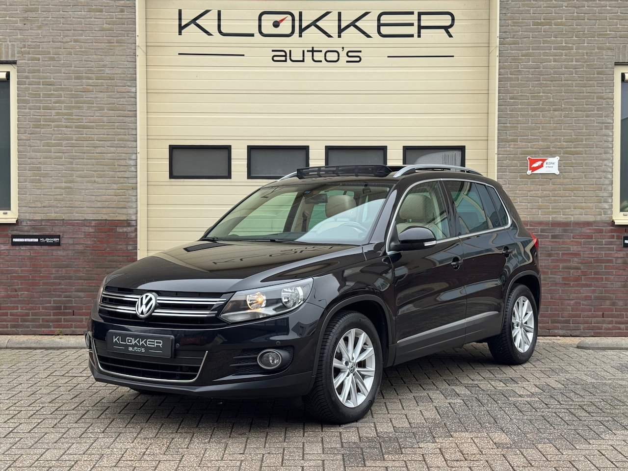 Volkswagen Tiguan - 1.4 TSI Sport&Style Pano|PDC|Leder|Trekhaak|Stoelverw.|Navi - AutoWereld.nl