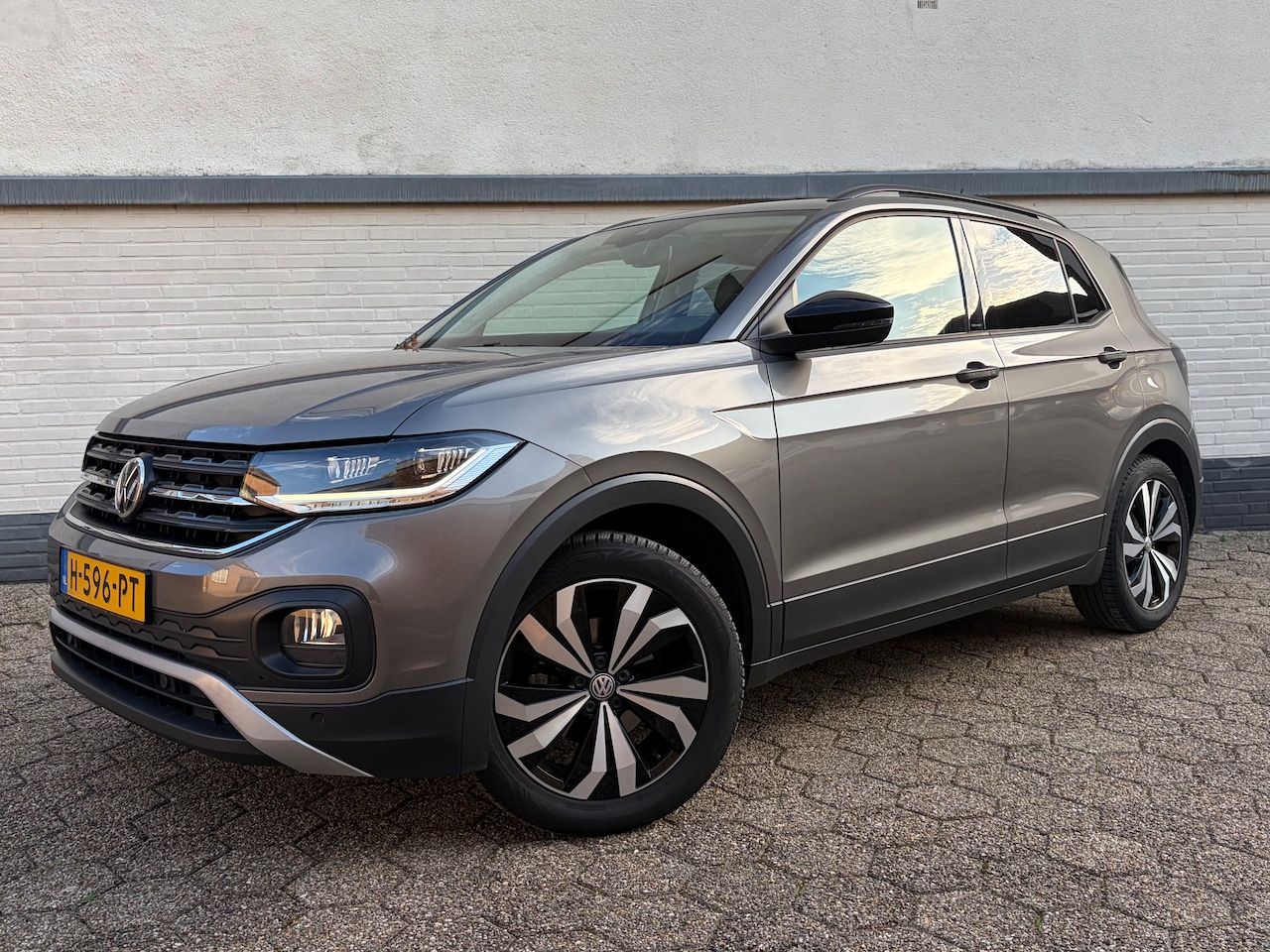 Volkswagen T-Cross - 1.0 TSI Life 6-bak 115pk - NL auto - Volledig onderhouden - Schadevrij - licht&zicht pakket - 17 inch L - AutoWereld.nl
