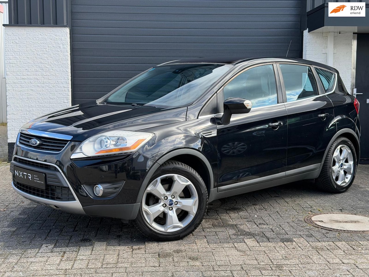 Ford Kuga - 2.5 20V Titanium AWD | 5-Cilinder | Pano | Leder | Camera | Navi | Trekhaak - AutoWereld.nl