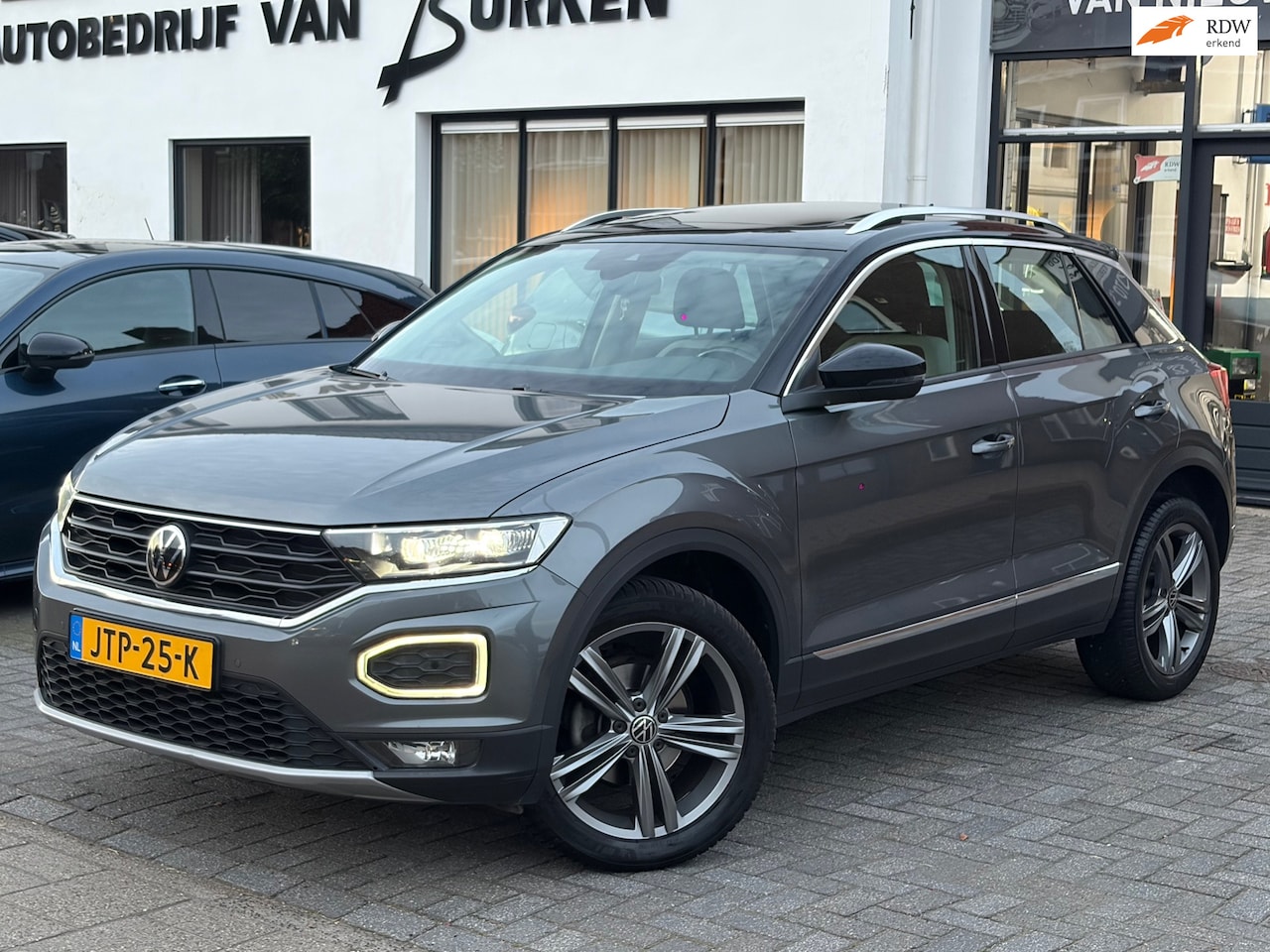 Volkswagen T-Roc - 1.5 TSI Sport Business R 1.5 TSI Sport Business R,Apple Carplay navigatie,Pano,Camera,Climate Control - AutoWereld.nl