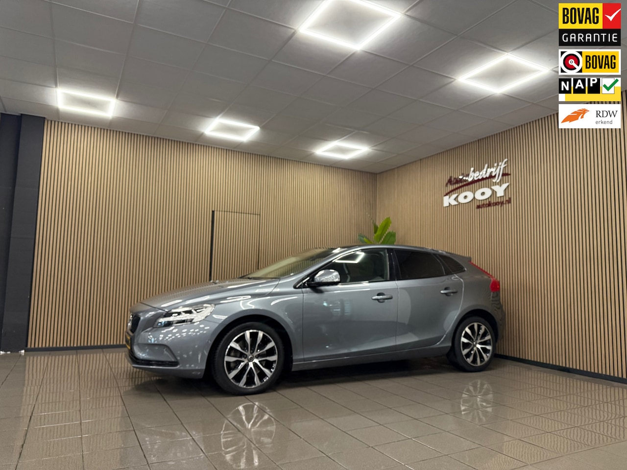 Volvo V40 - 1.5 T3 Dynamic Edition * Automaat / Panoramadak / Camera / Navigatie / NL Auto * - AutoWereld.nl