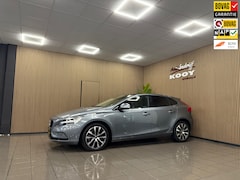 Volvo V40 - 1.5 T3 Dynamic Edition * Automaat / Panoramadak / Camera / Navigatie / NL Auto
