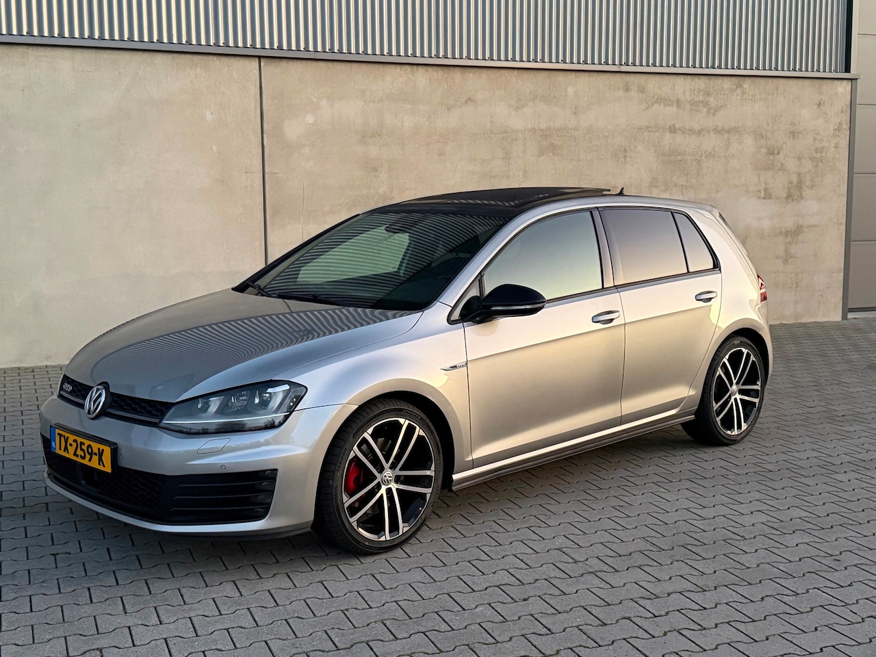 Volkswagen Golf - 2.0 TDI GTD 2016 DSG 184 PK PANO+NAVI+XENON+CRUISE ENZOVOORTS - AutoWereld.nl
