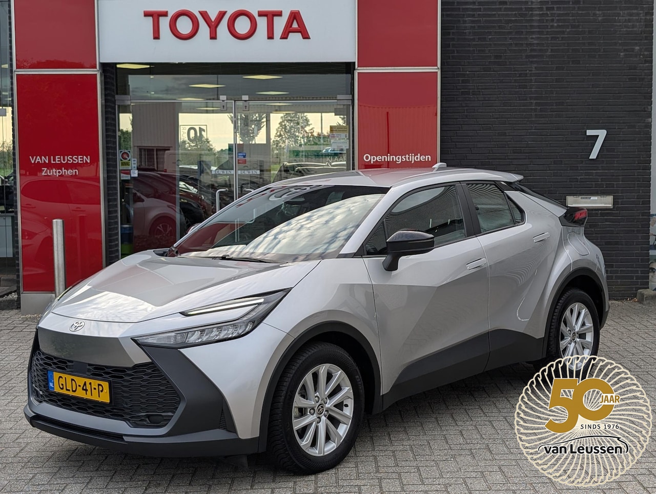Toyota C-HR - 1.8 Hybrid 140 Active 4-SEIZOENSBANDEN ANDROID & APPLE DIGITALE TELLERS METALLIC LAK - AutoWereld.nl
