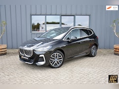 BMW 2-serie Active Tourer - 225e xDrive M Sport * Vol * SoH 94% * Pano * HK * HeadUp * Memory * 360 Cam * Carplay * Zw