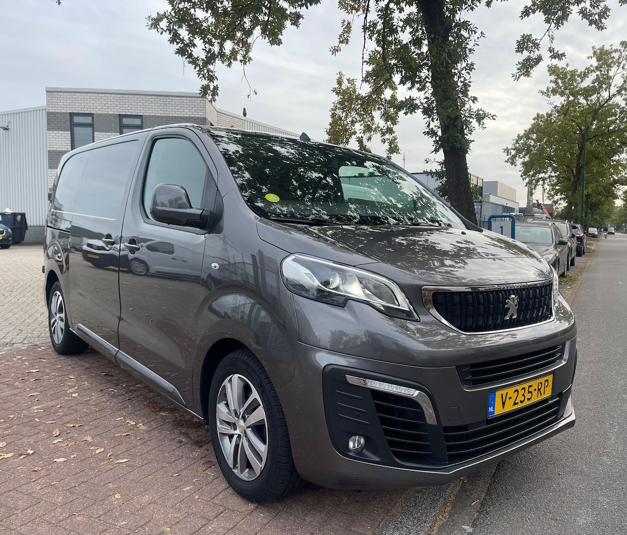 Peugeot Expert - 2.0 BlueHDI 180pk L2 Premium Pack Automaat Euro6 Airco/ECC,Navigatie,Camera Nette Auto - AutoWereld.nl