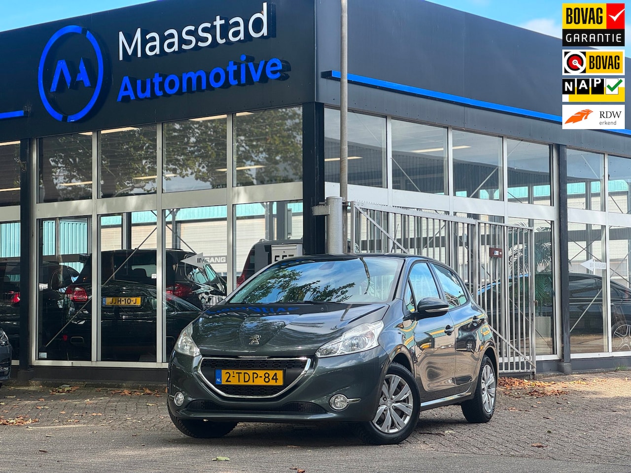 Peugeot 208 - 1.2 VTi Envy 5Drs Lage KMs airco 100% onderhouden NWE APK - AutoWereld.nl