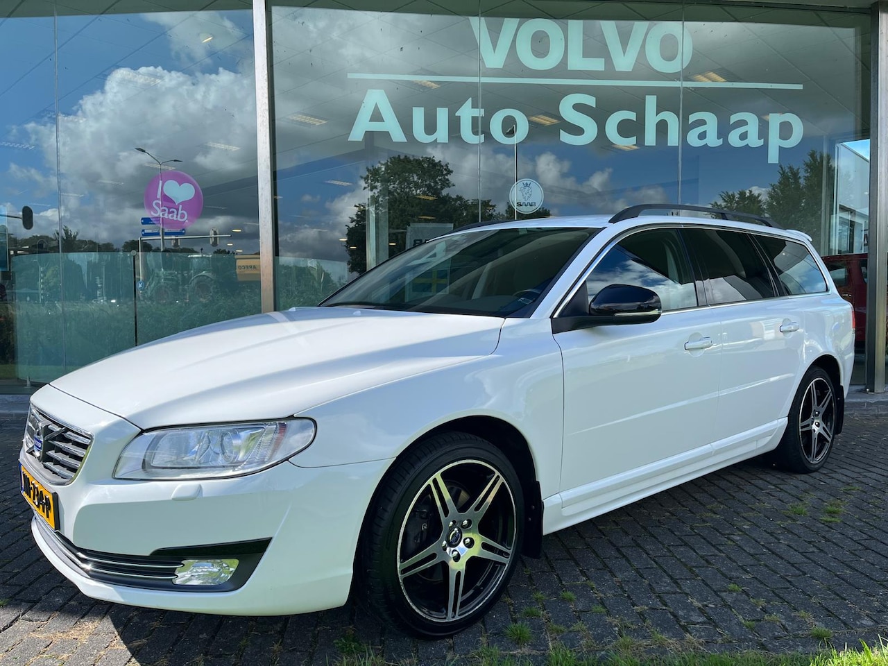 Volvo V70 - 2.0 T4 Classic Edition Automaat | Rijklaar incl garantie | Achterspoiler Standkachel Trekh - AutoWereld.nl