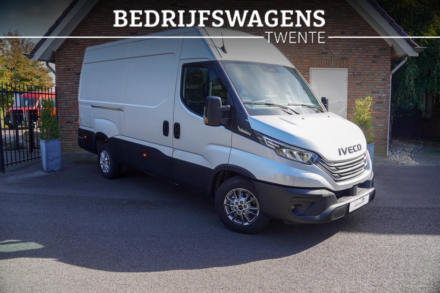 Iveco Daily - 210 pk L2H2 Aut. 3500KG Laadvermogen Vol opties, Trekhaak, 3-zits - AutoWereld.nl