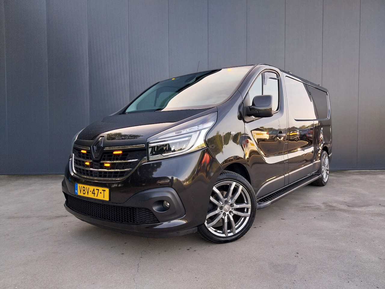 Renault Trafic - 2.0 dCi 145 PK DUBBELE CABINE L2H1 DUBBEL CABINE CAMERA LED TREKHAAK ECC NAVI CRUISE - AutoWereld.nl